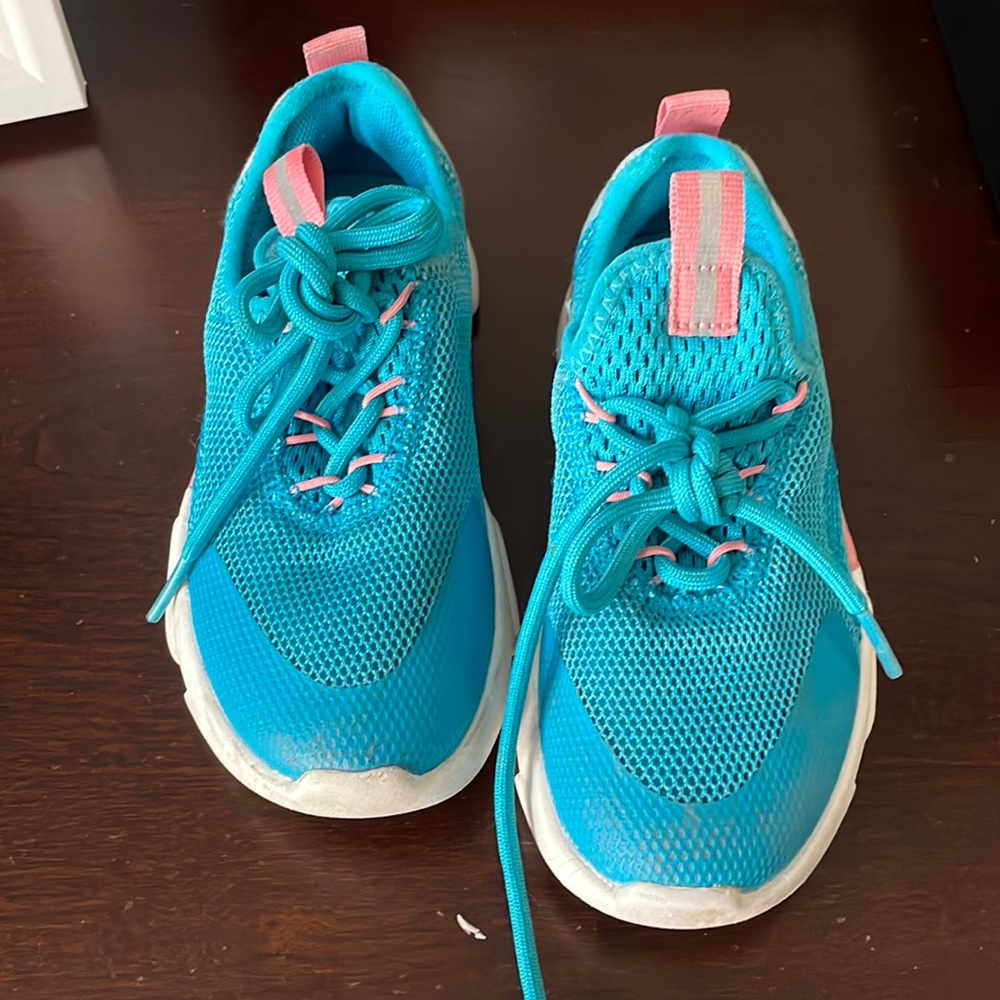 DSG girl’s tennis shoes. Size 11K.